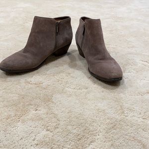 Very cute! Taupe/tan suede ankle boots